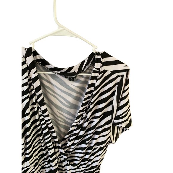 Torrid Womens Size 4 Black White Plunging Neck Line Tunic Top Shirt Zebra Print - Picture 2 of 4